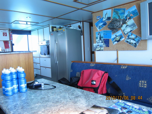 อันนี้เป็นรูปภายในเรือส่วนที่เป็นที่นั่งพักผ่อนครับ ติดแอร์ทั้งลำแต่ก็ไม่ค่อยเย็น มีที่นั่งชิลล์ สูบ