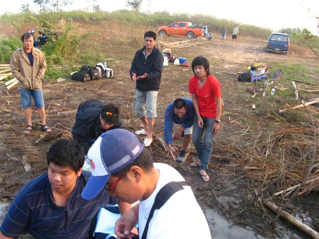 มาถึงเรือ ทุกอย่างพร้อม ทั้ง รถและคนพร้อมเสบียง อุปกรณ์ ลงเรือสู่ที่หมาย.... :blush: