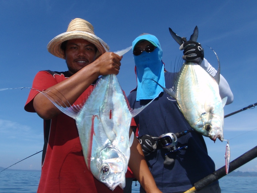 ส่วนโฉมงามเป็นปลาที่เฮียไจ๊จิ๊กได้ แต่ไต๋ช่วยถือให้

บอกเฮียไจ๊ช่วยถือปลาถ่ายรูปด้วยกันหน่อย

แก