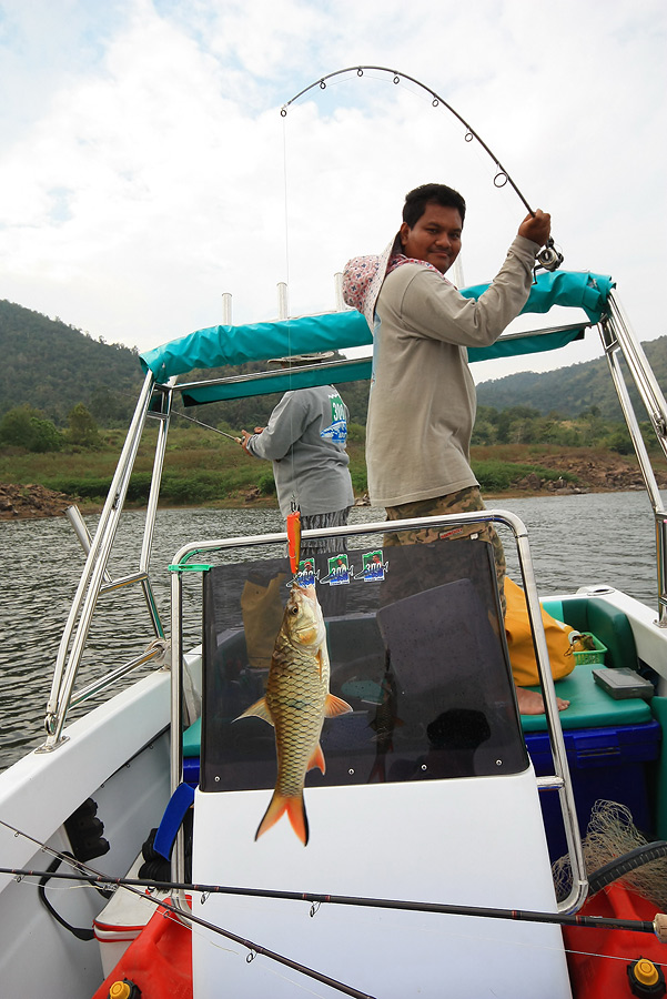 ได้ยินเสียงตัดพ้อมาจากด้านท้ายเรือเบาๆว่า
"อารายฟระ...ตีสามคน โดนอยู่คนเดียว ใหญ่ไม่ย๊อม ไม่ยอม"
