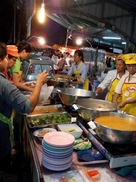 ร้านค้ามีเพียบครับเดินเลือกได้ตามสบายเลยครับ