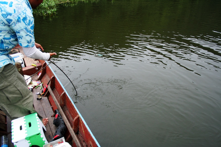 สู้เต็มๆ ต้องเอามือลองคันไม่ให้โดนขอบเรือเสียวคันหัก