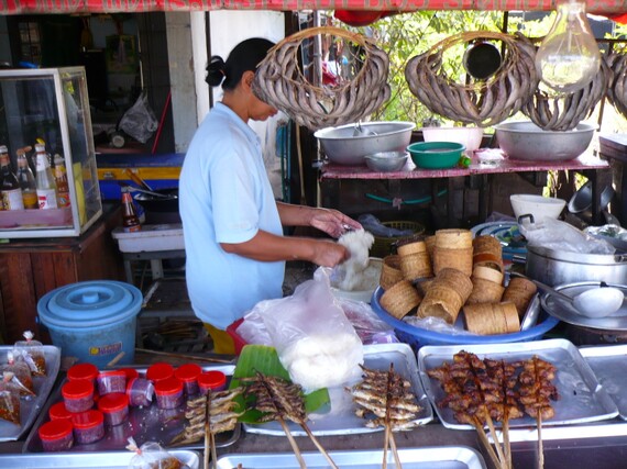 แวะหาอะไรใส่ท้องก่อนครับ