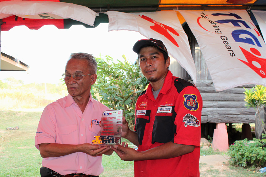 เจ้าพงษ์กับรางวัลที่ 1 ประเภทปลาชะโดครับ  ยินดีด้วยครับ