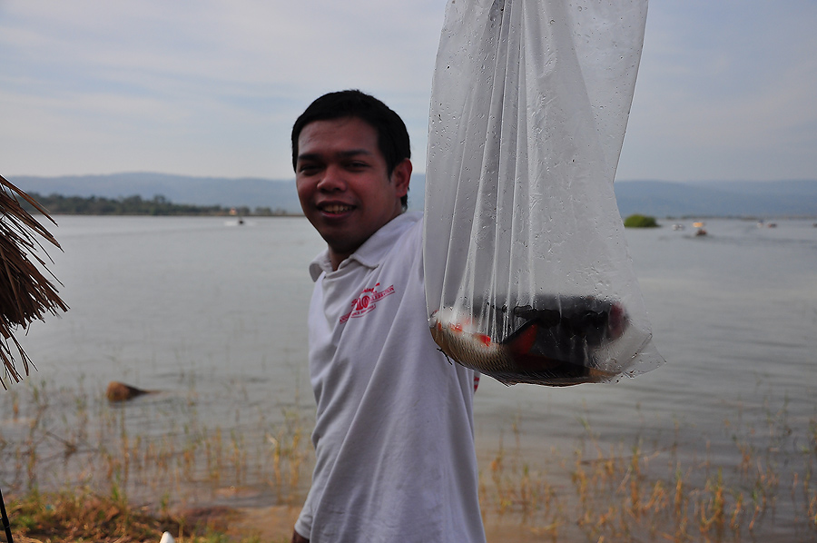 พอเอาเรือเทียบฝั่งได้ก็เจอน้าเอ๊กซ์เลย เป็นไงล่ะ..........ใส่กล่องยี่สิบบาทก็ได้ปลาไซส์เนี่ยถูกต้องแ