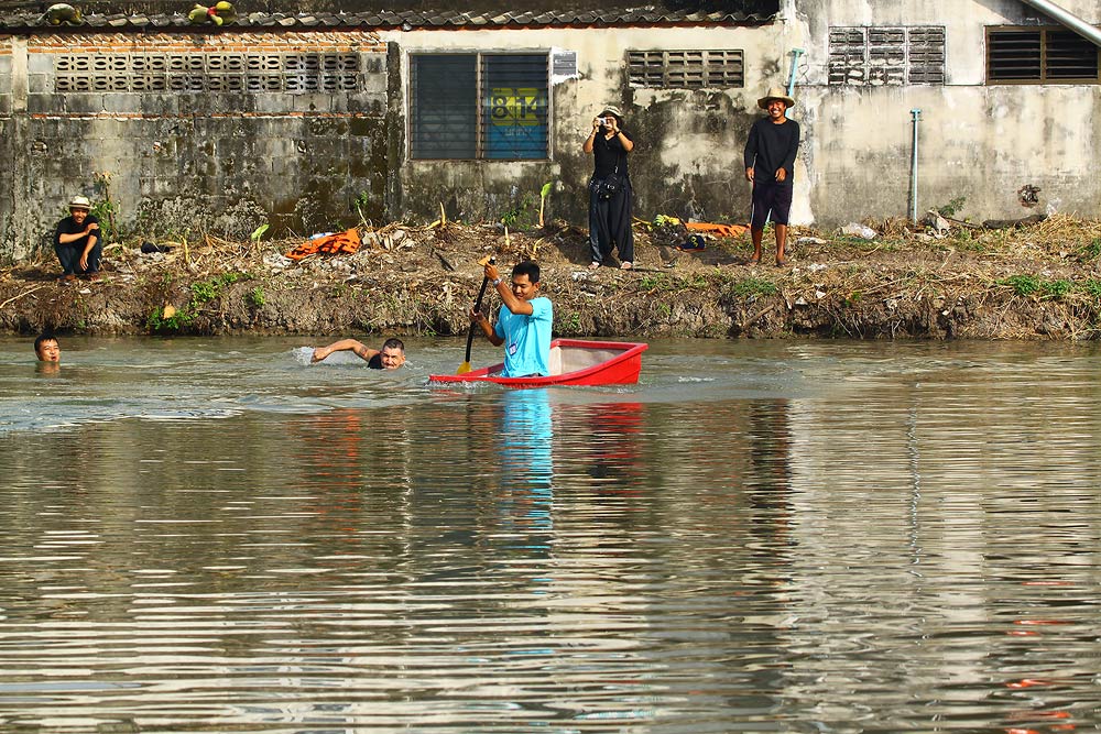 ส่วน น้า ซี น้ำกระจาย  หวิดเรือล่มเพ