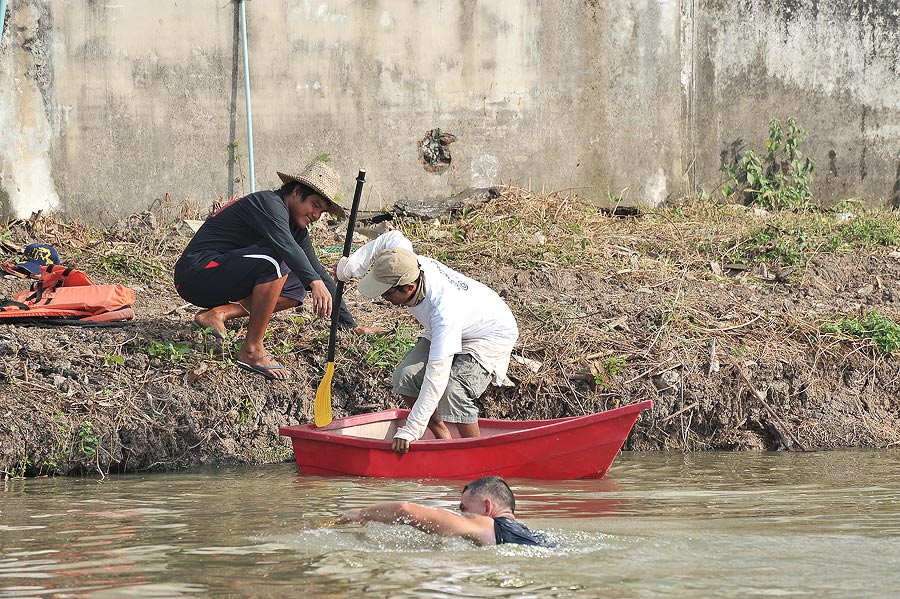 และมีแข่งพายเรือ กันต่อครับ

 :smile: :smile: :smile: