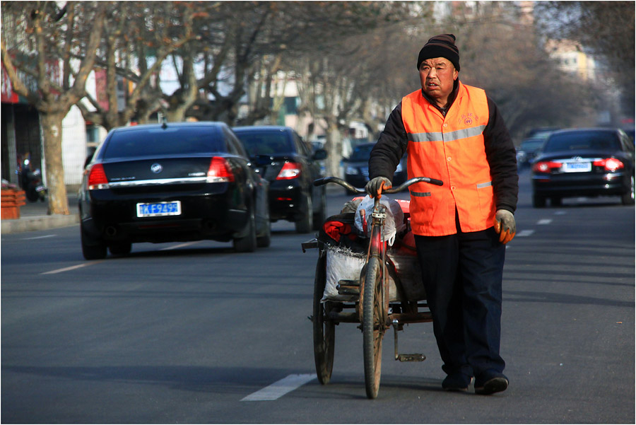 ที่จีนผมชอบเรื่องความสะอาดของท้องถนน แม้กระทั่งอากาศจะหนาวขนาดใหน ลุงแกไม่เคยละทิ้งหน้าที่ ผมเจอแกปร