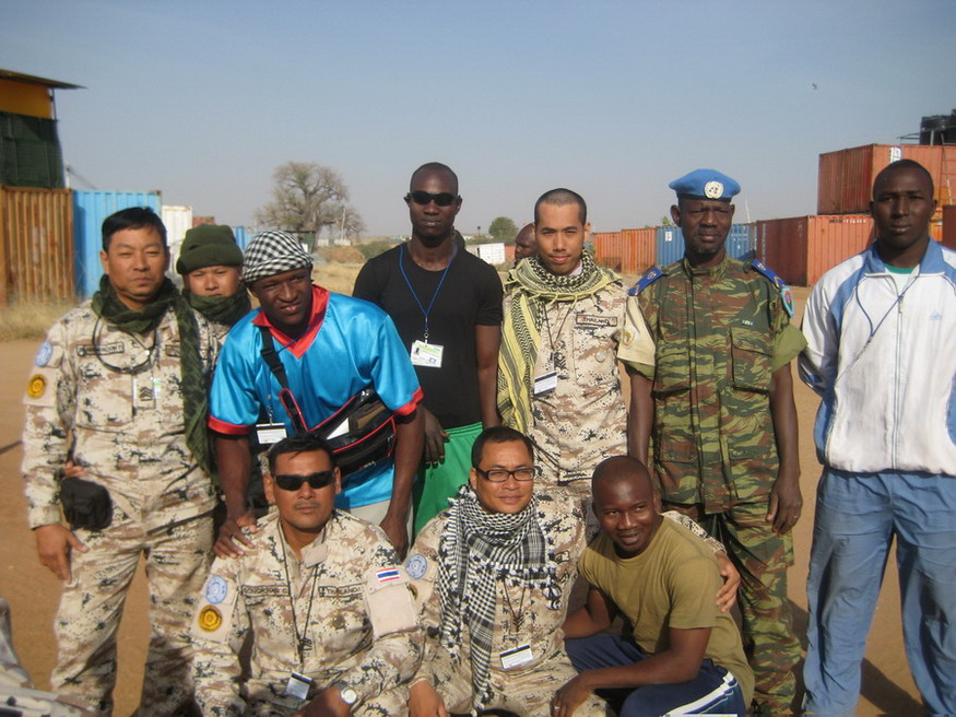 ถ่ายรูปกับเพื่อนๆทหารไนจีเรียหนึ่งโช๊ะ  จัดปายยยยยย :grin: :grin: :grin: :grin: