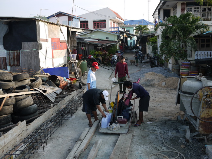 สะพานยังทำไม่เสร็นต้องถือกันคนละนิดละหน่อย