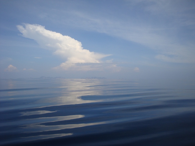 นู้นเกาะพีพีอีกไม่ไกลแล้ว
ช่วงน้ำหยุดตอนเที่ยงฝูงอินทรีกระโดดกัดลูกปลา
ดังสนั่นข้างเรือเราเยอะแยะไ