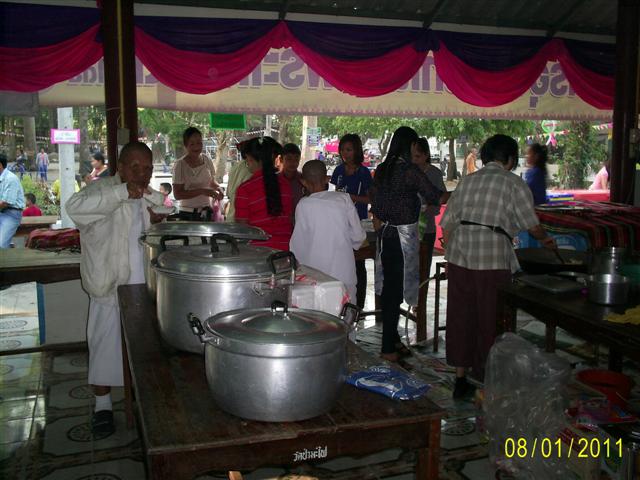 ข้าวพร้อม  ชุดแรก  สามหม้อหุงข้าว  ใบเบ้อเริ่มเทิ่ม........

ตักเสร็จ  เอาหม้อไปหุงใหม่  ข้าววัด  