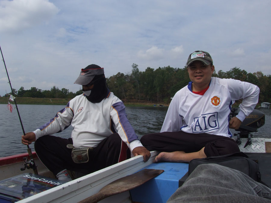 ต้องเกาะกันไปอย่างงี้ครับ
เพราะเรือเล็กผมติดมาแต่ ทรอลิ่งมอเตอร์อย่างเดียว
 :grin: