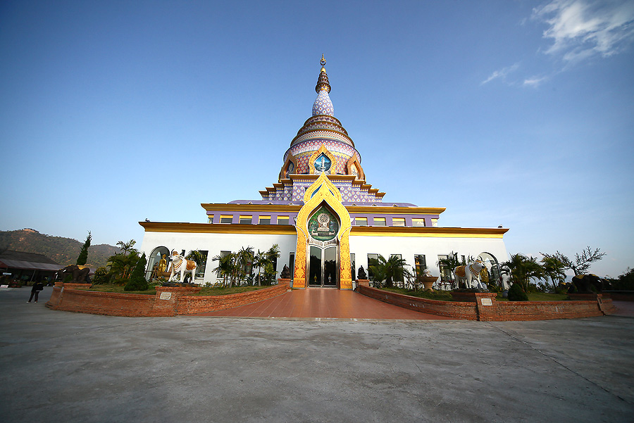 สถานที่ต่อมาก็คือ พระเจดีย์แก้ว  สว