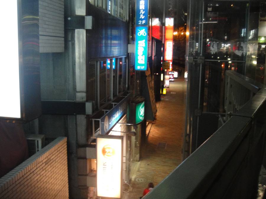 ข้ามถนน Meiji Dori ไปจะเห็นลิฟท์ลงสะพานลอยก็จะเห็นร้านอยู่ด้านล่าง