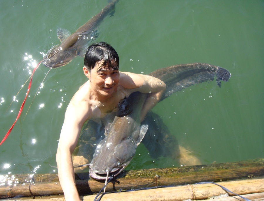 ก่อนกลับบ้านขอเล่นน้ำ action with fish หน่อย