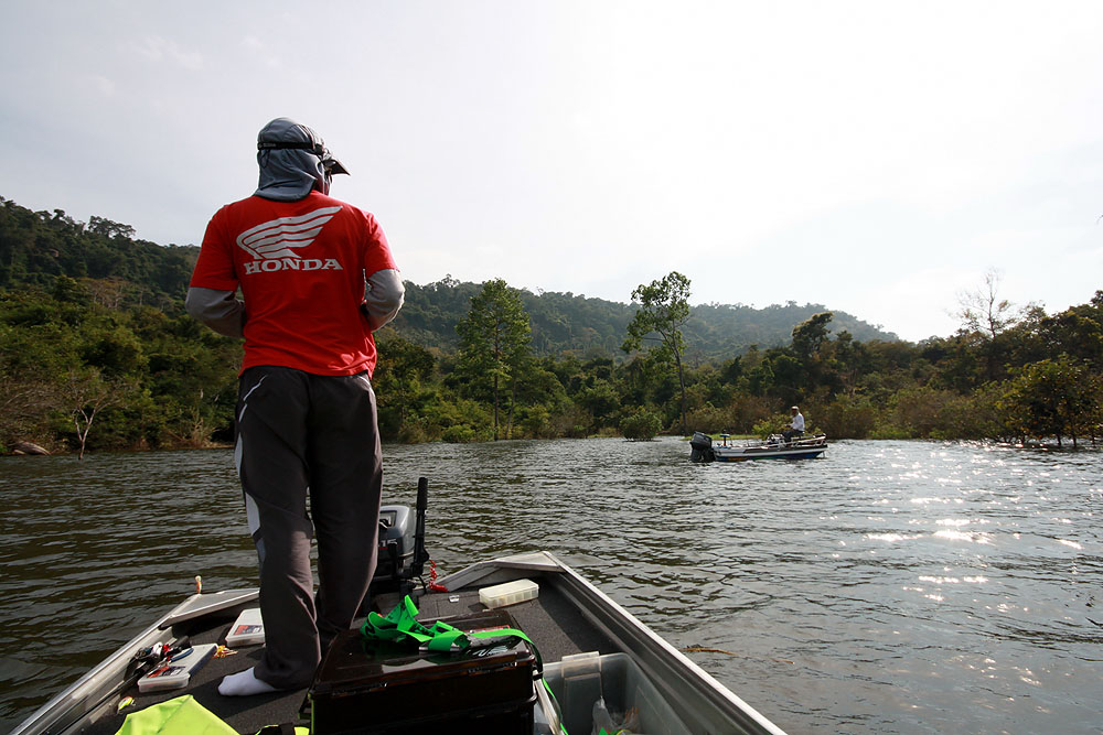 ไม่นานนักก็เห็นเรือของป๋าเหนาะแล่นมาหลบลมที่ต้นน้ำเช่นเดียวกัน

 :cool: