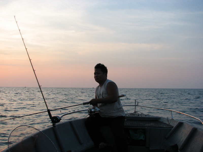 ขับเรือประมาณ 5 นาทีถึงหมายก็รีบโสกปลาทูทำเหยื่อสายลอยปลาอินทรี

______________________________
ส