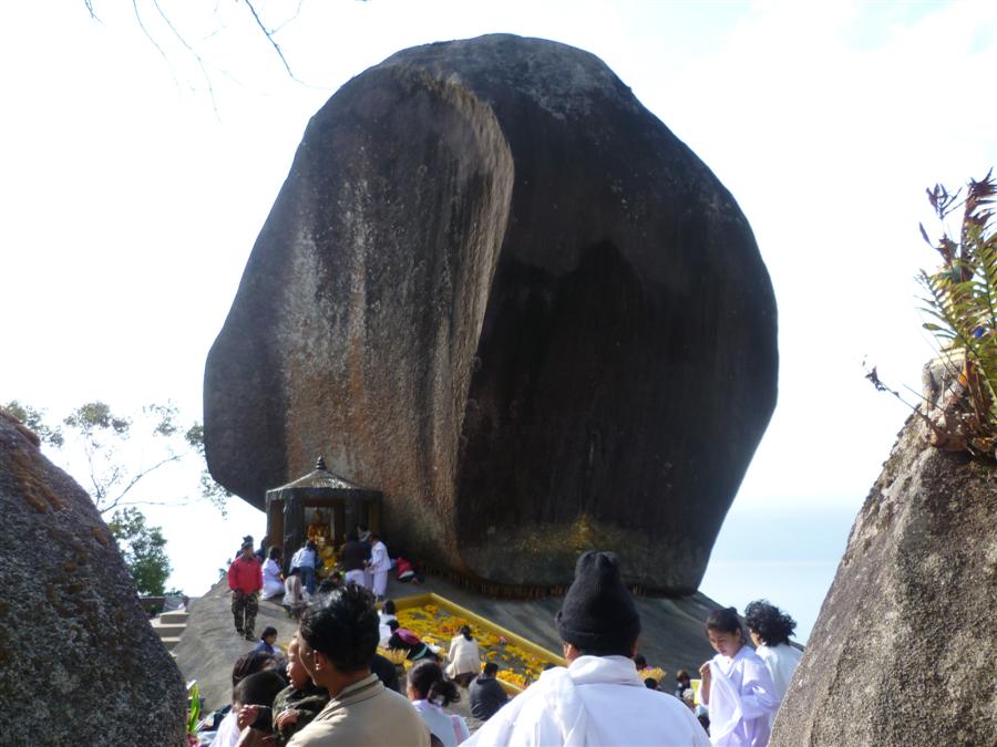 ถึงซะทีครับ  หินก้อนโตมากครับ   มีรอยพระพทุธบาทข้างๆๆ  ไหว้สะหน่อยคับ
