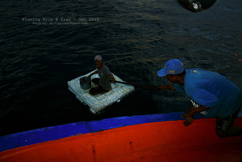 ในที่สุดเราก็ได้ปลาเก๋ยมาเป็นปลาเหยื่อสำหรับเช้าวันนี้แล้ว เจ้าหลอช่วยลากเจ้าตัวเล็กขึ้นเรือหน่อยซิ 