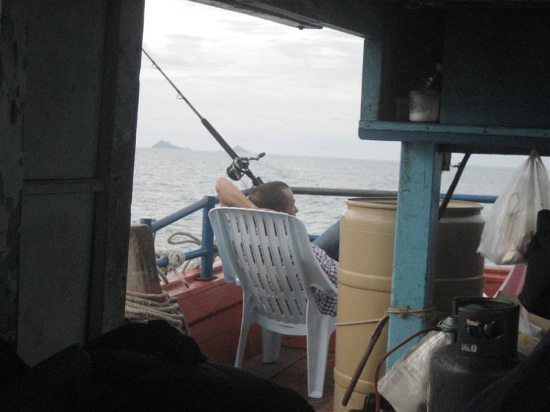เพื่อนฝรั่ง ของเรา นั่งเฝ้าคันทรอลิ่ง อยู่ท้ายเรือ...ครับ 
