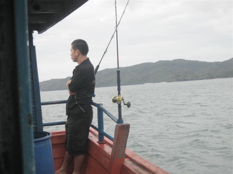 เฮียสมชาย ก็คอยเฝ้าคันทรอลิ่ง อยู่ท้ายเรือ เช่นกันครับ