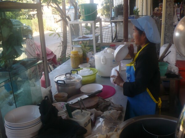 ถึงร้านอาหารแล้ว ขอข้าวมันไก่กับก๋วยเตี๋ยวอย่างด่วนเลยนะครับป้า