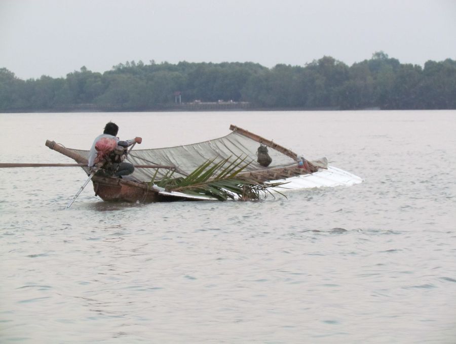  :grin: :grin:

เรือผีหลอก :ohh: 

ภูมิปัญญาชาวบ้าน (บางปะกง) ครับ  :grin:

ไช้พายลัดเลาะไปตาม