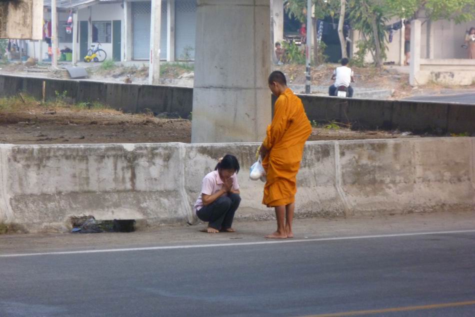 วิถีไทยๆครับ เห็นแล้วชื้นใจสุดๆ อยากใส่บางจัดแต่ไม่ทันแล้วครับ  :grin: