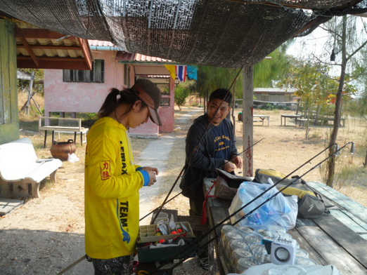 จัดเตรียมอาวุธรอเรือมารับ