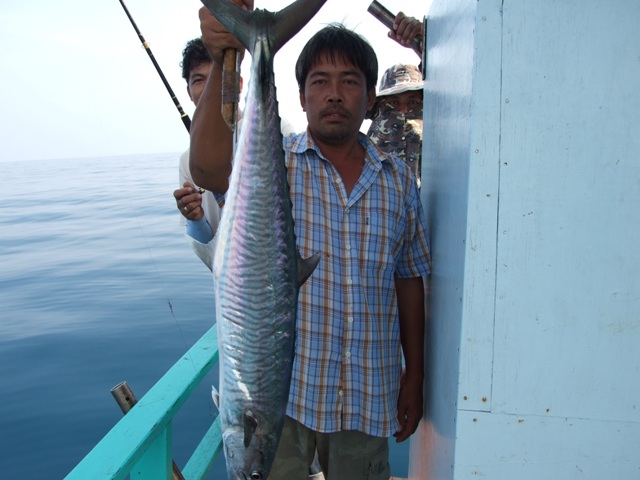 ลอยสายไว้ท้ายเรือโดนครับ