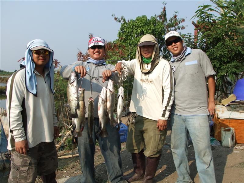 จากซ้าย น้านะ (ออสติน) , น้าโอ๋ปลายาง , น้ากิม , น้าแดง (Chigeru) คนหลัง เมื่อไหร่จะได้ปลา อ่ะ จะเลี