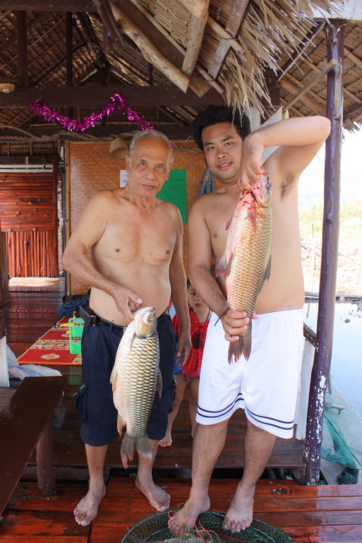 เรื่องชื่อปลาผมไม่ถนัดเท่าไหร่ครับแต่ลุงนิตย์บอกเป็นยีสกไทยกับเทศครับ ผมฟังตามลุงเขาบอกครับ