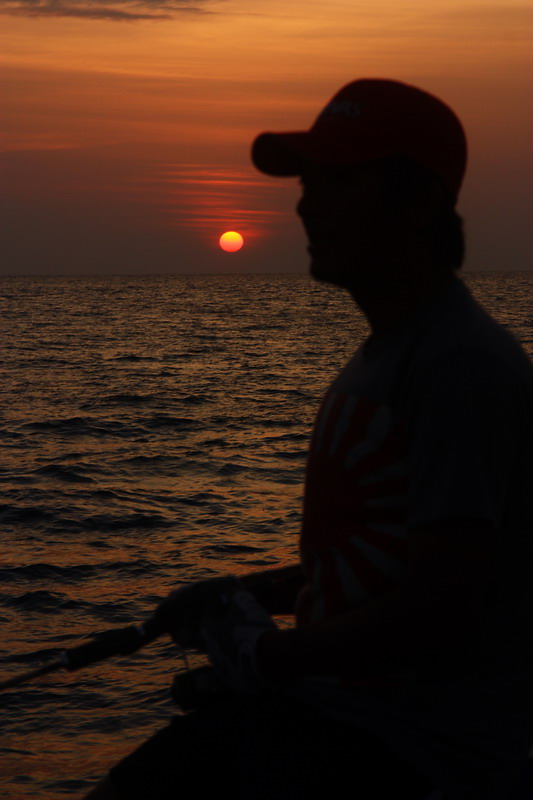  [b]แล้วดวงอาทิตย์ก็เริ่มจะลับขอบฟ้าอีกครั้งหนึ่ง คืนนี้เป็นคืนสุดท้ายของเรา สำหรับการออกตกปลาในทริป