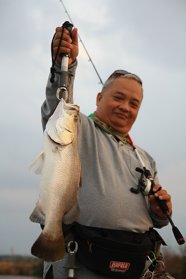 กะพงตัวแรก ของปี 54 ยินดีด้วยค๊าบบบ น้าใหญ่...

กะพงตัวต่อไป สงสัยต้องรออีกนาน
 :laughing: :laugh