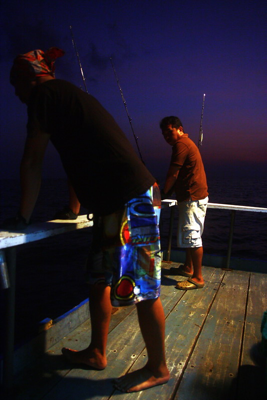  [b]ใกล้จะเช้าแล้ว แต่การตกปลาหน้าดินยังไม่สิ้นสุด ทุกคนยังคงพยายามตกปลา ท่ามกลางกระแสน้ำที่ใหลแรงค่