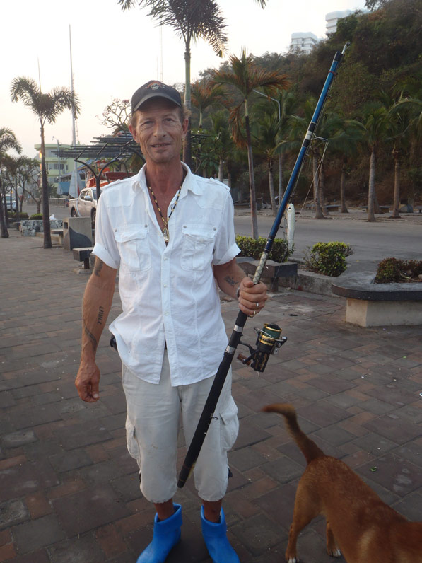 ฟรั่งเป็นนักตกปลาเจ้าถิ่นที่ตกปลาอยู่ทีนี่ประจำ เขาชื่อชาลีครับได้ปลาสากกลับบ้านเกื่อบทุกวัน :love: 