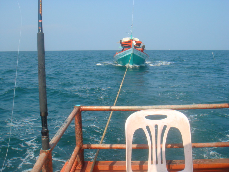 เราเปลี่ยนการทรอลลิ่งจากขาวหัวแดงเป็น  ขาวท้องเขียว...........

(เรือเพื่อนนักตกปลา จอดเสียแถวๆ เก