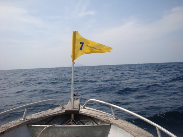 เลยเกาะเฮออกมาลมยังแรงอยู่เลย
ดูจากธงครับ เรามุ่งลงใต้จุดหมายเกาะราชาน้อย
แต่ธงไปทางขวาเนื่องจากลม