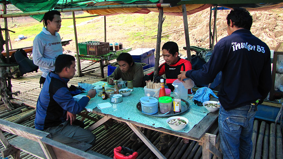 
        จอดหม่ำข้าวตรงร้านเดิม  บรรยากา