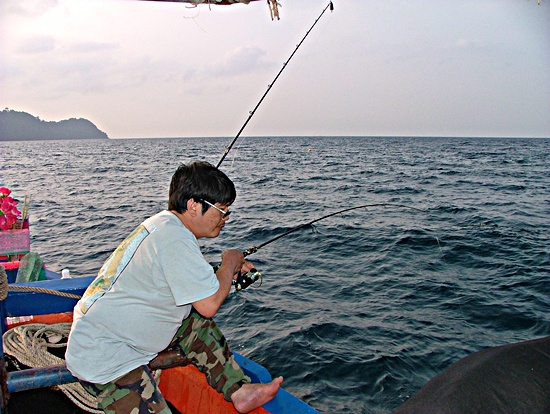 เฮียคนนี้เป็นตัวตั้งตัวตีในการตกปลาครับขยันจริงมีใจรักตกปลาตัวยง