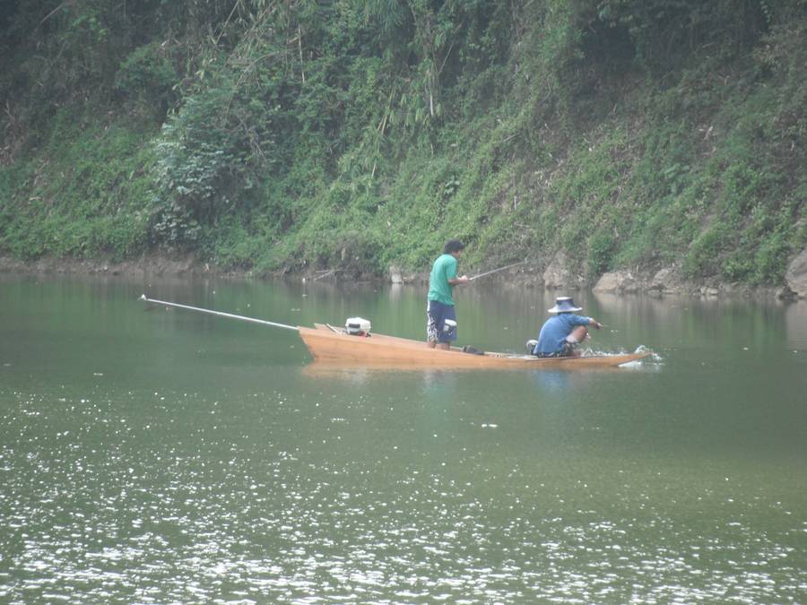 [b]เรือผมลอยลำอยู่ใกล้ๆ เลยวางคันเก็บรูปตอนอัดชะโดเก็บไว้ [/b]