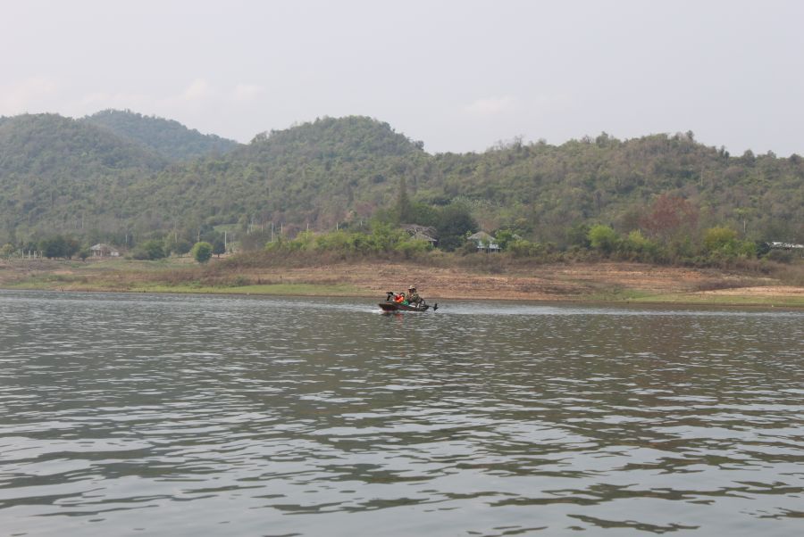 ล่องเรือตีไปเรื่อยๆครับ พอดีมาเจอเพื่อนร่วมทีมอีกลำ เลยแวะเข้าไปถามข่าวคราวสักหน่อยครับ :talk: :chee