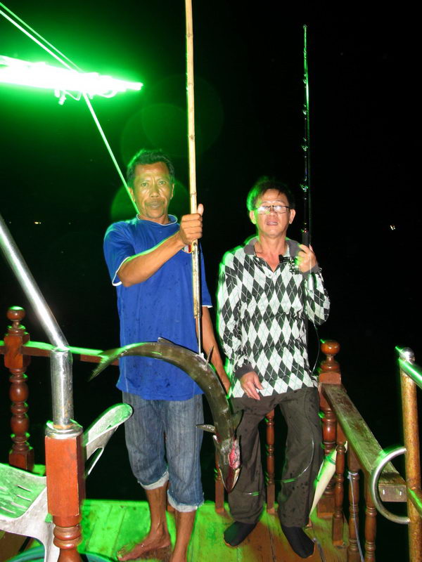 ทิ้งช่วงไปพอสมควร ก็มีเสียงจากท้ายเรือ
เฮียสมชายกำลังอัดปลาอยู่ ก็ไปช่วยกันเชียร์
เห็นตัวแล้วเป็นป