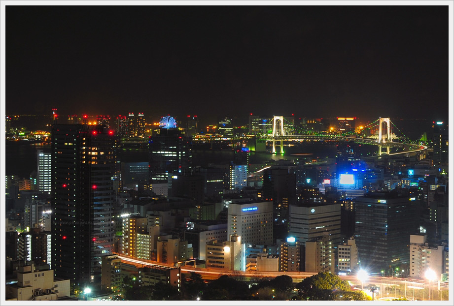 สะพานสายรุ้งอีกมุมหนึ่งเมื่อมองจาก Tokyo Tower  วางกล้องบนโต๊ะถ่ายผ่านกระจก F11 Shutter Speed 20s

