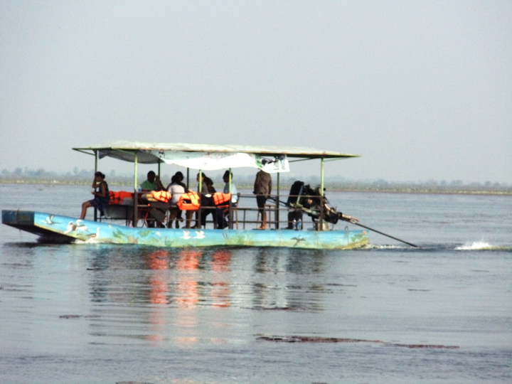 เรือนักท่องเที่ยว.......ชมธรรมชาติรอบๆบึงฯครับ :smile: :smile: :smile: :cheer: :cheer: