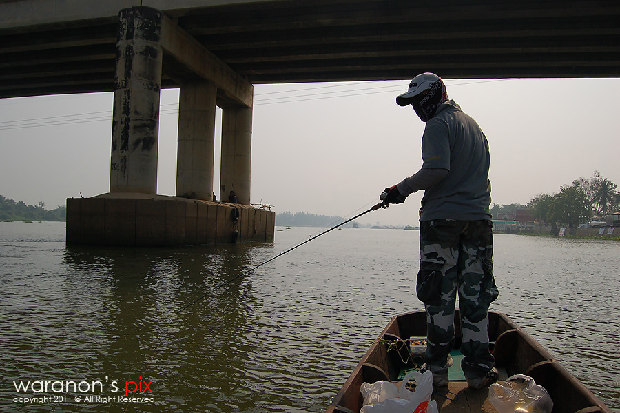 ตอหม้อสะพานตอนนี้มีนักตกปลามาจับจองที่จนเต็มหมดเกื่อบทุกตอหม้อ