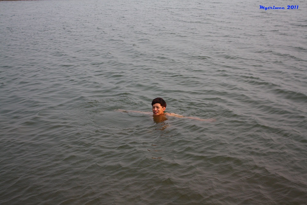 อากาศร้อนจัดคุณพ่อเพื่อนปอลงไปว่ายน้ำแล้ว :grin: