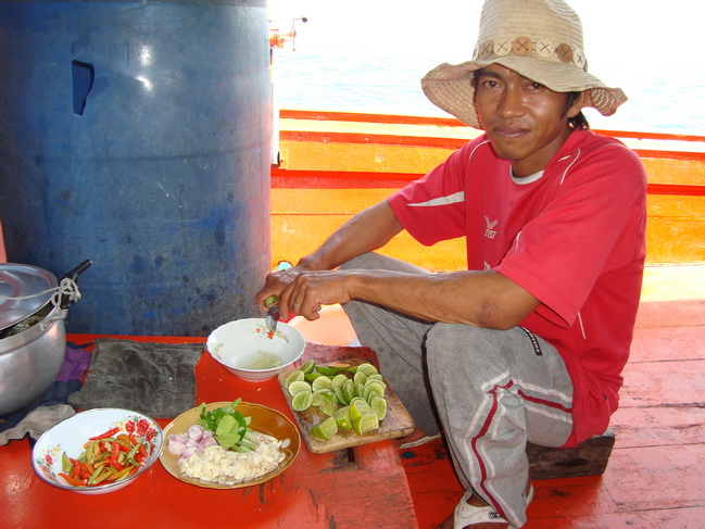 คุณ อภิชาติ ได้เตรียมอาหาร สำหรับคนเมียเยอะให้รับประทานกันในเรือ