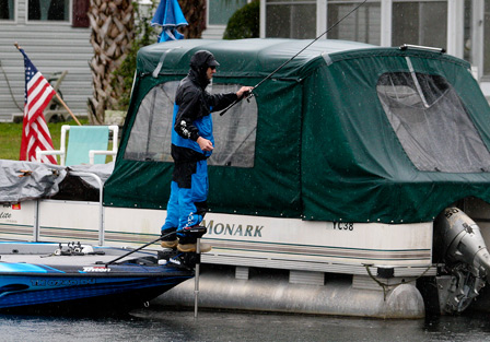 การที่ฝนตกอย่างนี้ถือเป็นอุปสรรคสำคัญของการตกปลาด้วยเทคนิค Sight Fishing เลยครับ แต่ Howell ยังคงมุ่